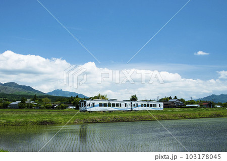 阿蘇山を背景に田園を走るMT4000型列車 103178045