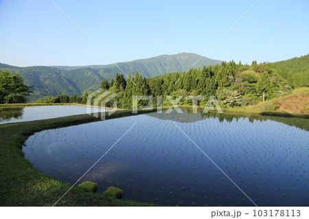 氷ノ山を望む別宮（べっくう）の棚田／つなぐ棚田遺産選定地区 (ポスト棚田百選 )【兵庫県養父市別宮】 103178113