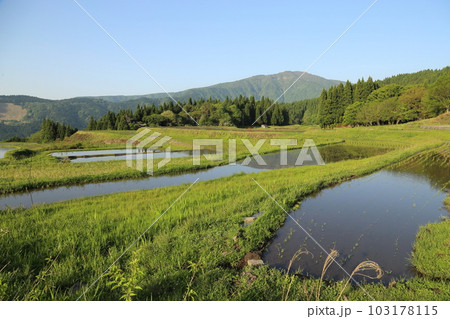 氷ノ山を望む別宮（べっくう）の棚田／つなぐ棚田遺産選定地区 (ポスト棚田百選 )【兵庫県養父市別宮】 103178115