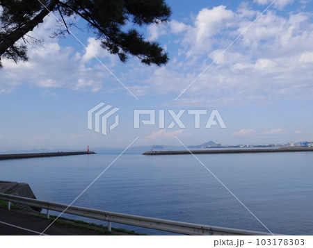 五色姫海浜公園より望む伊予港(愛媛県伊予市) 五色姫海浜公園より望む伊予港(愛媛県伊予市) 103178303