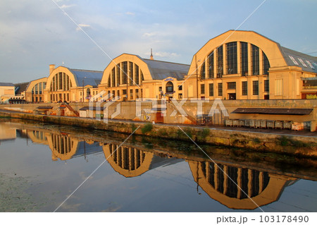 北欧バルト三国ラトビア　世界文化遺産リガ歴史地区に含まれるリガ中央市場と運河の水鏡 103178490