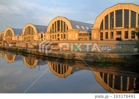 北欧バルト三国ラトビア　世界文化遺産リガ歴史地区に含まれるリガ中央市場と運河の水鏡 103178491