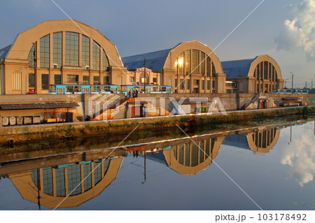 北欧バルト三国ラトビア　世界文化遺産リガ歴史地区に含まれるリガ中央市場と運河の水鏡 103178492