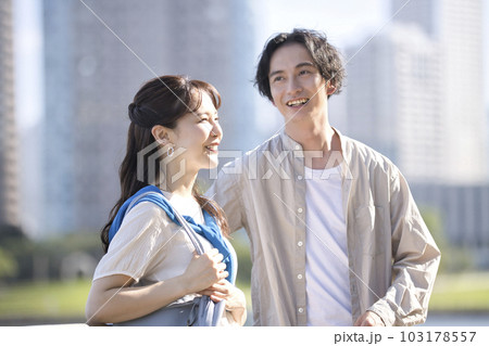 ウオーターフロントを散歩する若いカップル 103178557