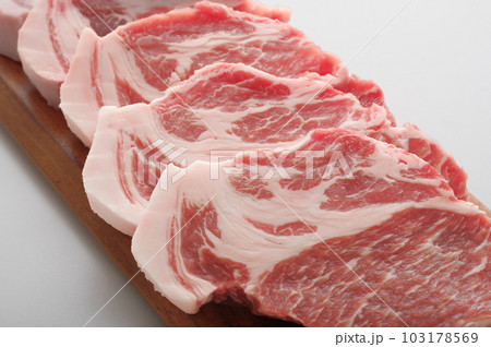 ステーキや豚カツ用の厚切り豚肉 103178569
