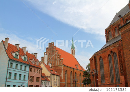 北欧バルト三国ラトビアの首都リガ　中世の面影が残る世界文化遺産リガ歴史地区旧市街の街並み 103178583