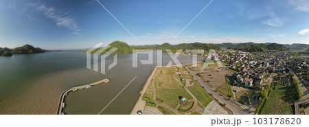 山陰海岸国立公園 久美浜湾と長閑な町並み ドローン空撮 山陰海岸国立公園 久美浜湾と長閑な町並み ドローン空撮 103178620