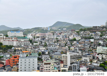 雨の長崎市内(長崎県長崎市)【2023.5】 103179040