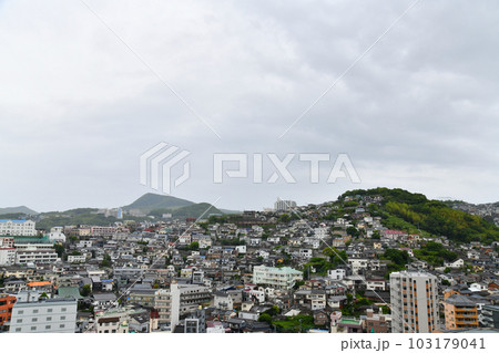 雨の長崎市内(長崎県長崎市)【2023.5】 103179041