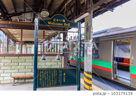 北海道　小樽市　小樽駅のホーム 103179139