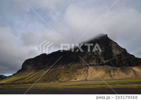 アイスランドの堂々たる岩山 103179568