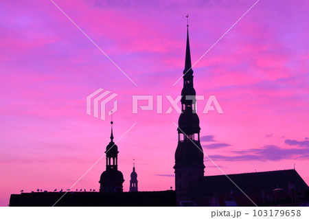 北欧バルト三国ラトビアの首都リガ 世界文化遺産のリガ歴史地区旧市街の教会の尖塔のシルエットと夕焼け空 北欧バルト三国ラトビアの首都リガ 世界文化遺産のリガ歴史地区旧市街の教会の尖塔のシルエットと夕焼け空 103179658