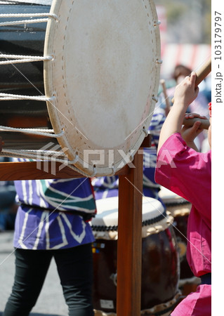 お祭りで大太鼓を叩く女性達 103179797