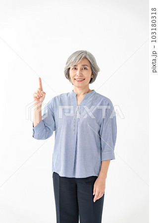 シニア 女性 ポートレート 指差し シニア 女性 ポートレート 指差し 103180318