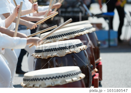 お祭りで大太鼓を叩く人達 お祭りで大太鼓を叩く人達 103180547