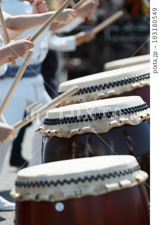 お祭りで大太鼓を叩く人達 お祭りで大太鼓を叩く人達 103180549