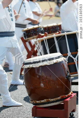 お祭りで大太鼓を叩く人達 お祭りで大太鼓を叩く人達 103180563