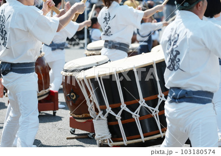 お祭りで大太鼓を叩く人達 103180574