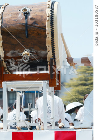 お祭りで大太鼓を叩く人達 お祭りで大太鼓を叩く人達 103180587