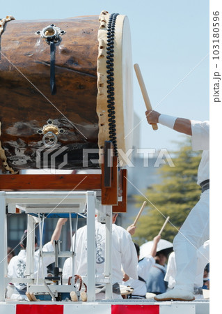 お祭りで大太鼓を叩く人達 お祭りで大太鼓を叩く人達 103180596