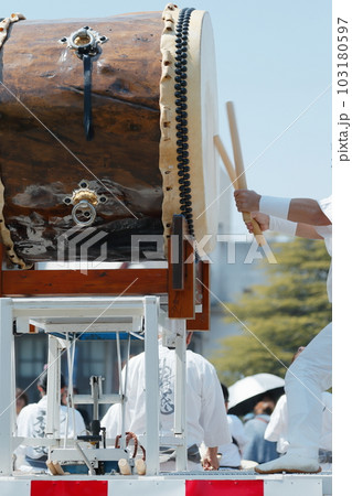 お祭りで大太鼓を叩く人達 お祭りで大太鼓を叩く人達 103180597