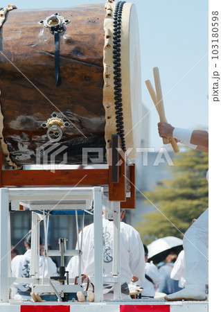 お祭りで大太鼓を叩く人達 お祭りで大太鼓を叩く人達 103180598