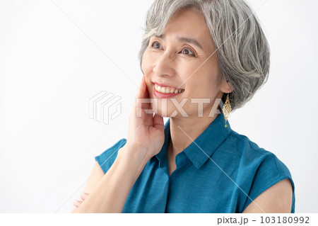 ビューティー　シニア女性　ポートレート 103180992