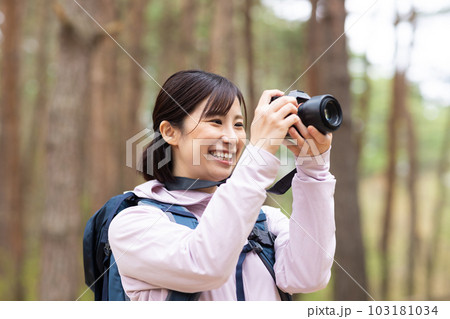 カメラを構えるハイキンをするグ女性 カメラを構えるハイキンをするグ女性 103181034