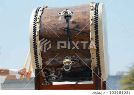 お祭りで大太鼓を叩く人達 お祭りで大太鼓を叩く人達 103181035