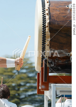 お祭りで大太鼓を叩く人達 103181039