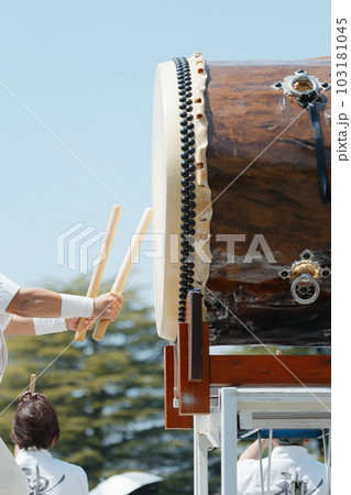 お祭りで大太鼓を叩く人達 お祭りで大太鼓を叩く人達 103181045