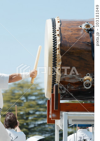 お祭りで大太鼓を叩く人達 お祭りで大太鼓を叩く人達 103181049