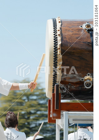 お祭りで大太鼓を叩く人達 103181064