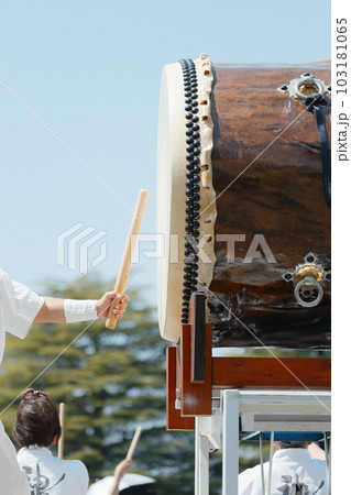 お祭りで大太鼓を叩く人達 103181065