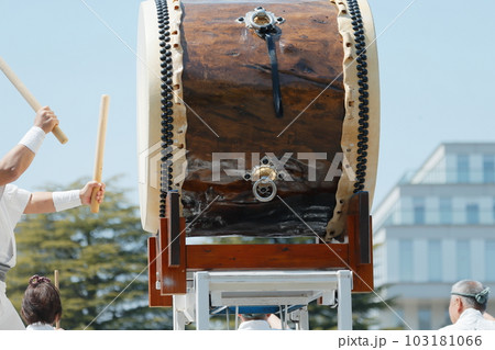 お祭りで大太鼓を叩く人達 お祭りで大太鼓を叩く人達 103181066