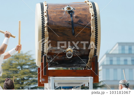 お祭りで大太鼓を叩く人達 103181067
