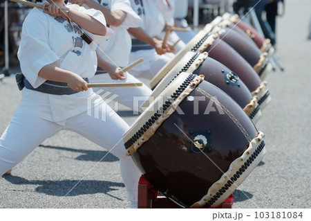 お祭りで大太鼓を叩く人達 お祭りで大太鼓を叩く人達 103181084