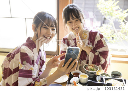 旅館食事イメージ　女子旅 103181421