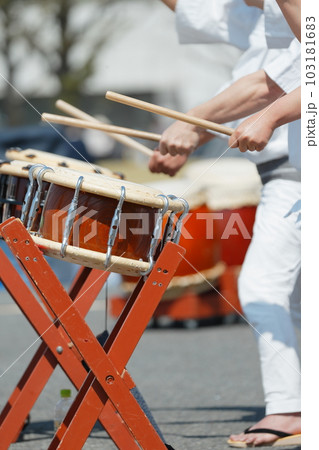 お祭りで小太鼓を叩く人達 お祭りで小太鼓を叩く人達 103181683
