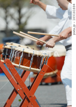 お祭りで小太鼓を叩く人達 103181694