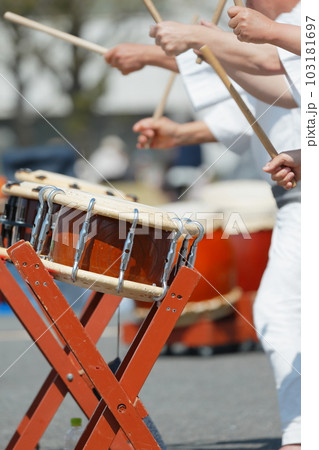 お祭りで小太鼓を叩く人達 お祭りで小太鼓を叩く人達 103181697