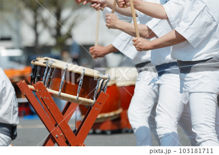 お祭りで小太鼓を叩く人達 お祭りで小太鼓を叩く人達 103181711