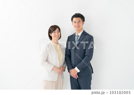 カップル　ミドル　ビジネス 103182003