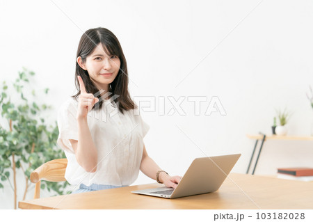 パソコン 女性 カジュアル 在宅 指差し パソコン 女性 カジュアル 在宅 指差し 103182028