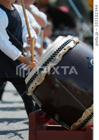 お祭りで大太鼓を叩く人達 お祭りで大太鼓を叩く人達 103182344