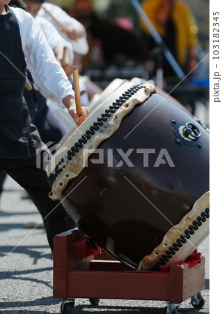 お祭りで大太鼓を叩く人達 お祭りで大太鼓を叩く人達 103182345