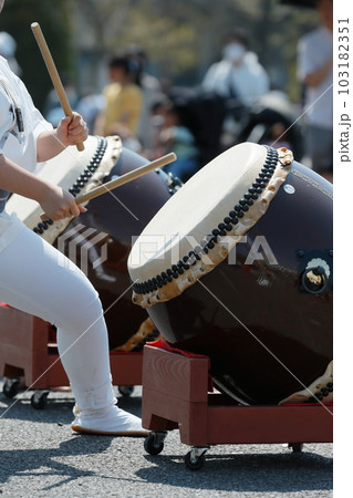 お祭りで大太鼓を叩く人達 お祭りで大太鼓を叩く人達 103182351
