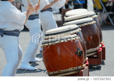 お祭りで大太鼓を叩く人達 103182362