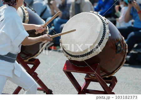 お祭りで大太鼓を叩く人達 お祭りで大太鼓を叩く人達 103182373