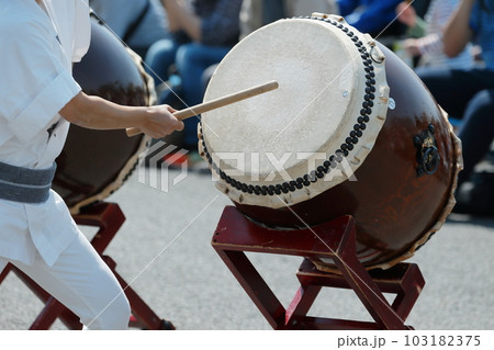 お祭りで大太鼓を叩く人達 お祭りで大太鼓を叩く人達 103182375